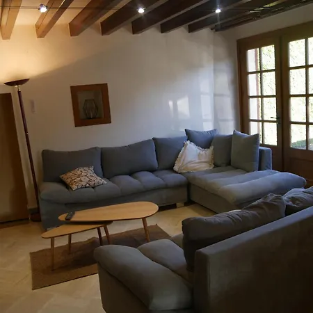 Clos Leonard Apartment *